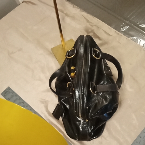 Elegant YSL Black Patent Leather Handbag - Picture 6 of 9